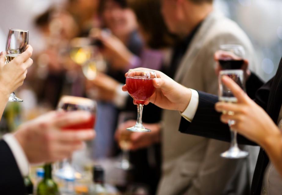 Brindisi festoso, calici alzati, atmosfera di gioia e convivialità.